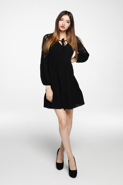 Czarna sukienka z koronką