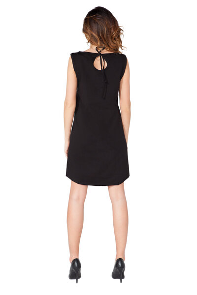 Czarna sukienka z ozdobną łezką na plecach