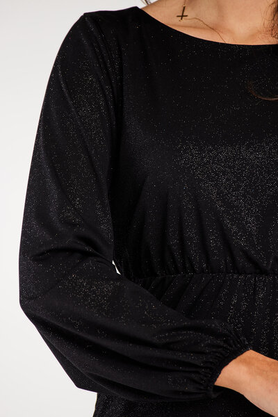 Czarna sukienka z ozdobnym wiązaniem na plecach