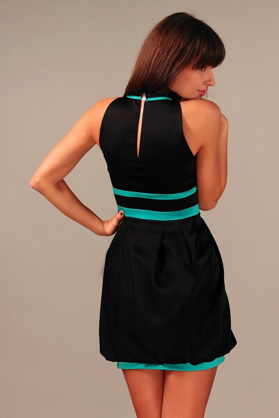 Sukienka mini z zabudowanym dekoltem w kolorze czarnym