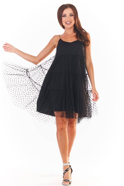 Czarna tiulowa sukienka na delikatnych ramiączkach