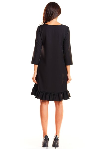 Czarna trapezowa sukienka zakończona falbanką