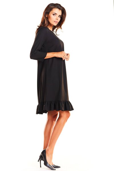 Czarna trapezowa sukienka zakończona falbanką