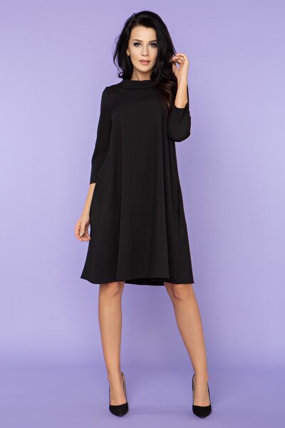 Czarna sukienka z ozdobnym dekoltem na plecach