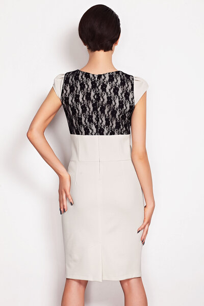Beżowa dopasowana sukienka z koronką