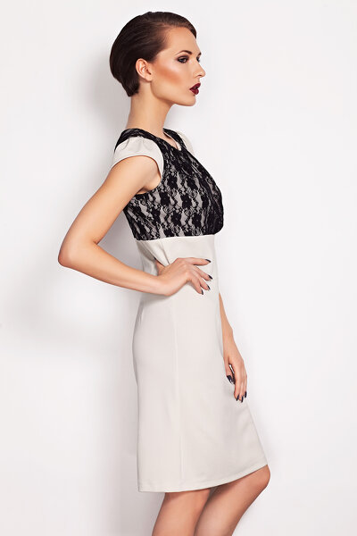 Beżowa dopasowana sukienka z koronką