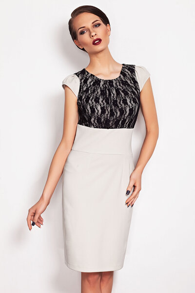 Beżowa dopasowana sukienka z koronką