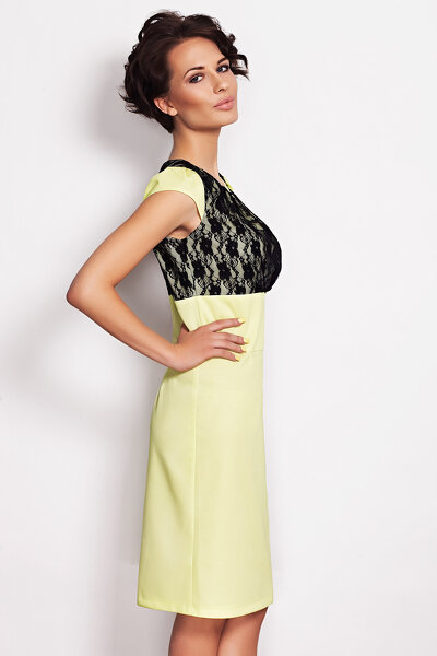 Żółta dopasowana sukienka z koronką