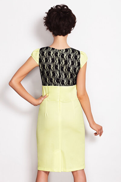 Żółta dopasowana sukienka z koronką