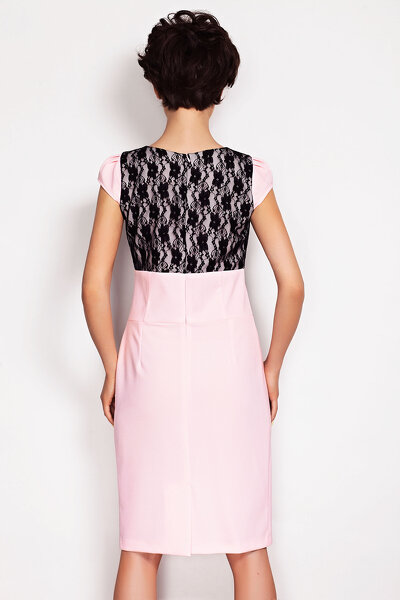 Różowa dopasowana sukienka z koronką