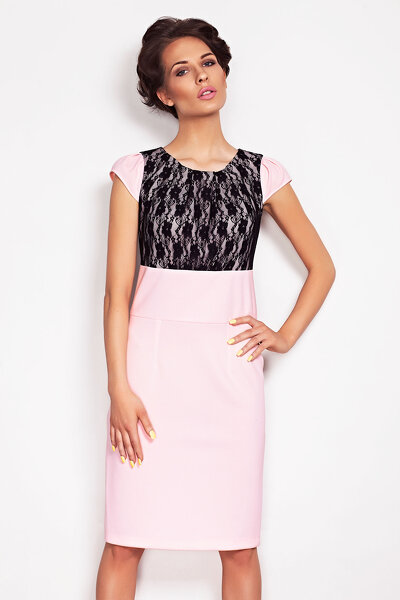 Różowa dopasowana sukienka z koronką
