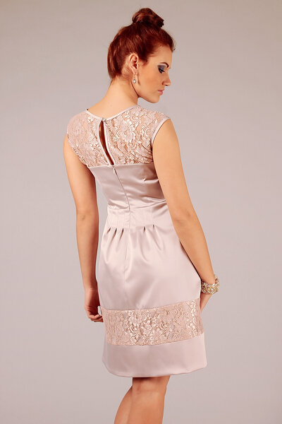 Beżowa sukienka ozdobiona koronką