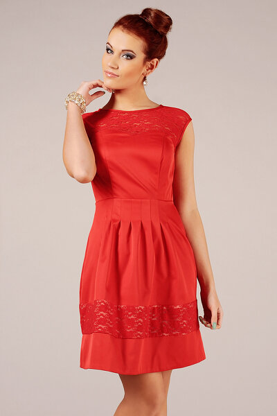 Sukienka ozdobiona koronką w kolorze czerwonym