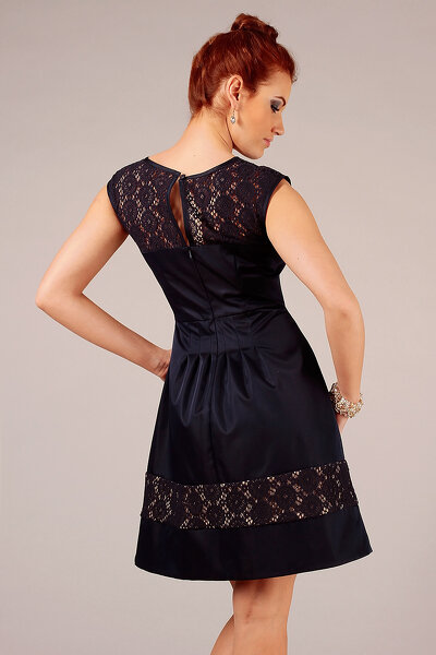 Czarna sukienka ozdobiona koronką