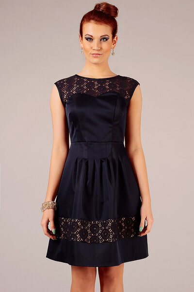 Czarna sukienka ozdobiona koronką