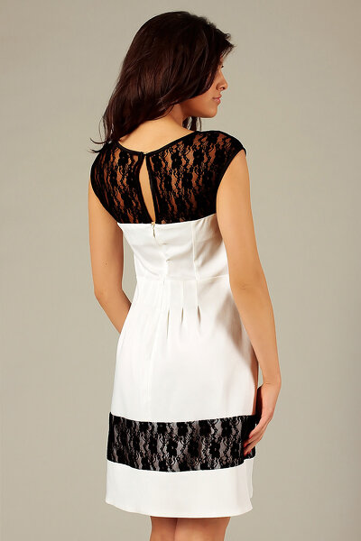 Biała  sukienka ozdobiona czarna koronką