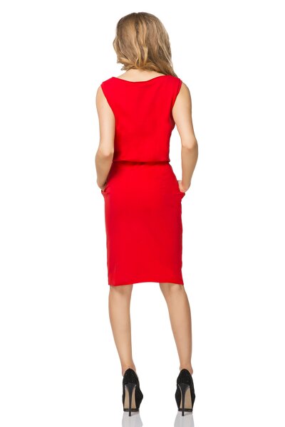 Czerwona sukienka ściągnięta w pasie