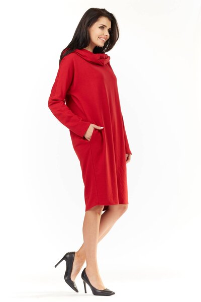 Czerwona luźna sukienka o fasonie tuby