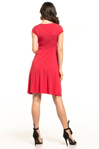 Czerwona rozkloszowana sukienka z dekoltem do szpica