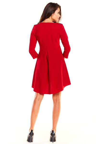 Czerwona sukienka midi z kontrafałdą na plecach