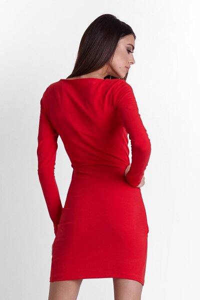 Czerwona sukienka mini o zakładanym fasonie