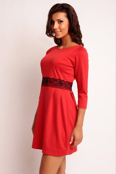 Czerwona sukienka mini odcinana w talii koronką