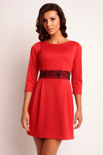 Czerwona sukienka mini odcinana w talii koronką