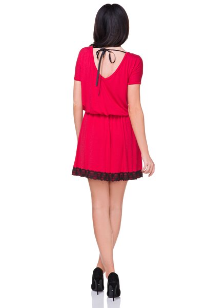 Czerwona zwiewna sukienka z ozdobną koronką