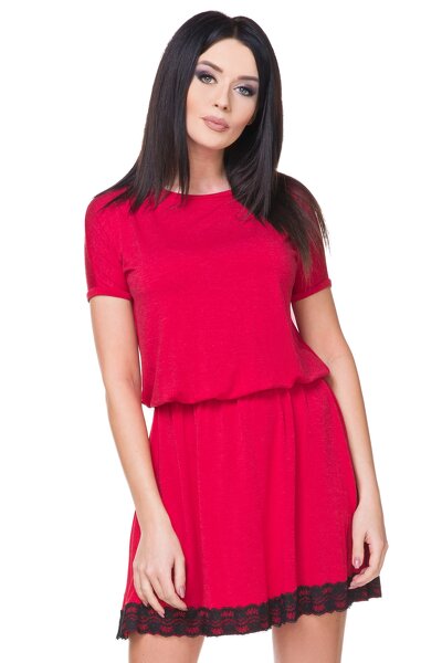 Czerwona zwiewna sukienka z ozdobną koronką