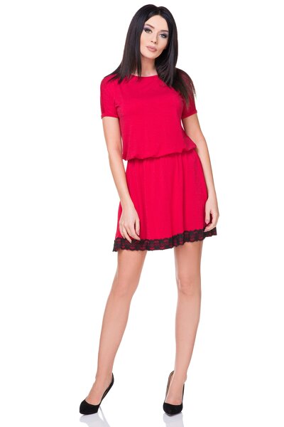 Czerwona zwiewna sukienka z ozdobną koronką