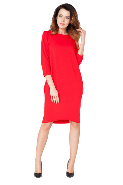 Czerwona sukienka o fasonie tuba z rękawem 3/4