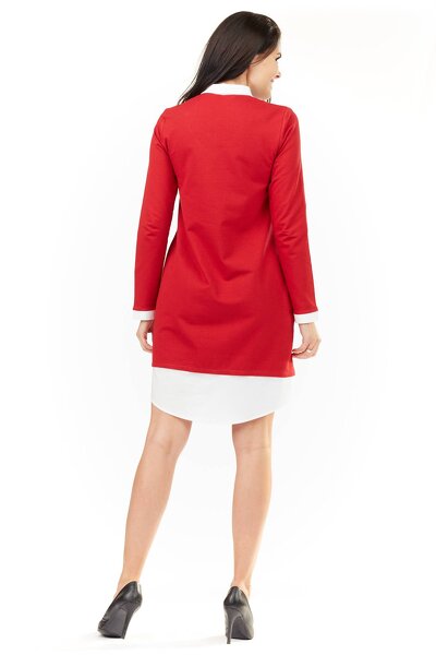 Czerwona sukienka o luźnym fasonie z kołnierzykiem