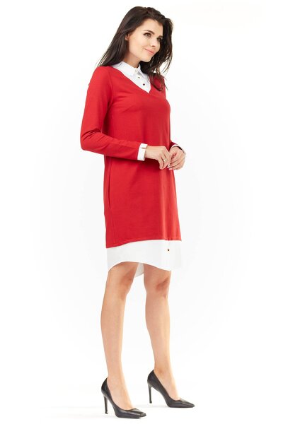 Czerwona sukienka o luźnym fasonie z kołnierzykiem