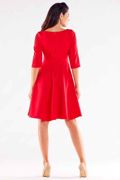 Czerwona sukienka o rozkloszowanym fasonie z krótkim rękawem