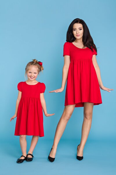 Czerwona sukienka odcinana pod biustem