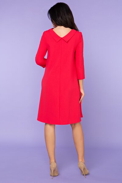 Czerwona sukienka z ozdobnym dekoltem na plecach