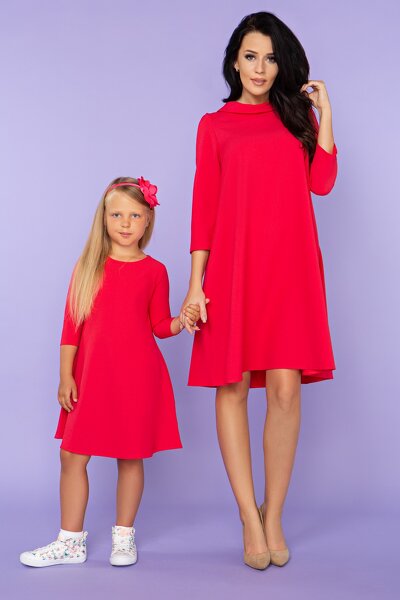 Czerwona sukienka z ozdobnym dekoltem na plecach