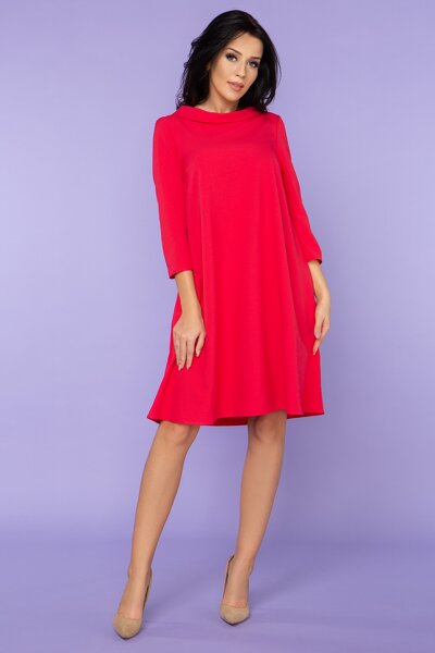 Czerwona sukienka z ozdobnym dekoltem na plecach