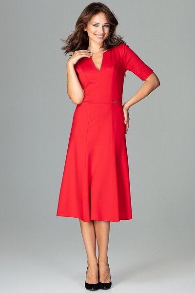 Wizytowa sukienka z dekoltem w czerwonym kolorze