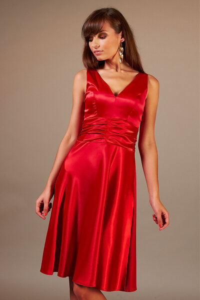 Czerwona rozkloszowana sukienka marszczona w pasie