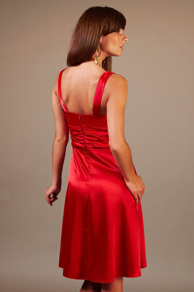 Czerwona rozkloszowana sukienka marszczona w pasie