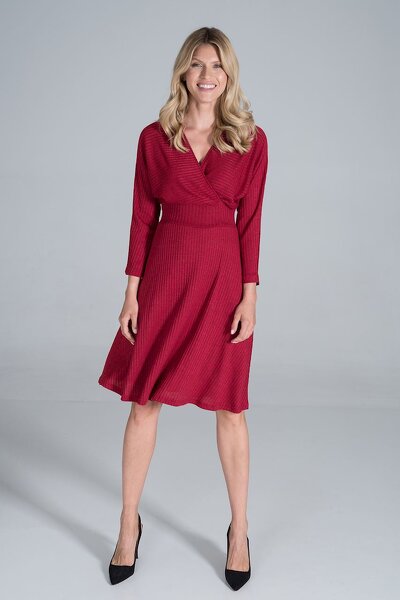 Czerwona sukienka z prążkowanej lejącej dzianiny