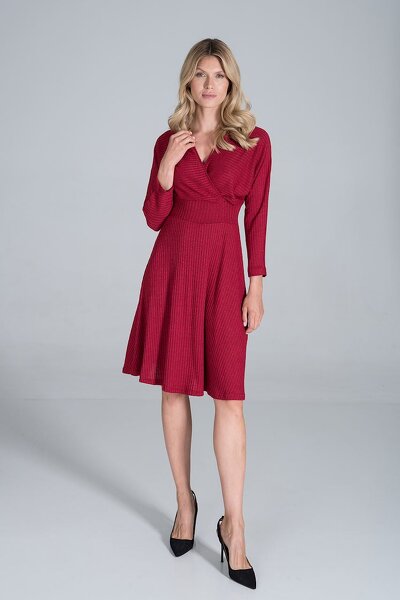 Czerwona sukienka z prążkowanej lejącej dzianiny