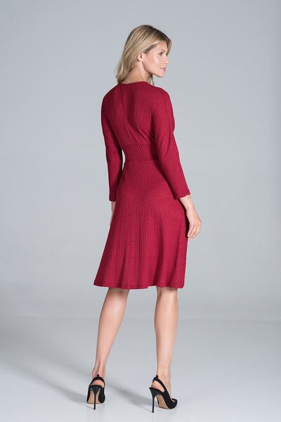 Czerwona sukienka z prążkowanej lejącej dzianiny