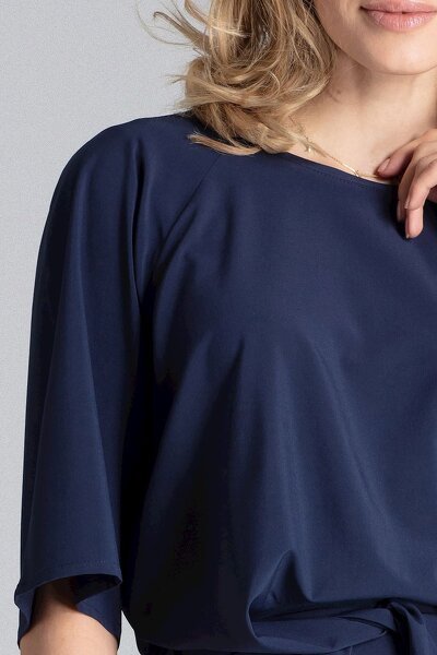 Granatowa sukienka midi wiązana w talii