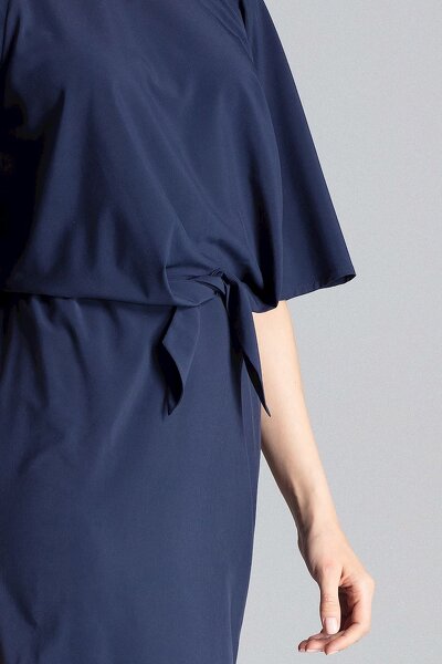 Granatowa sukienka midi wiązana w talii