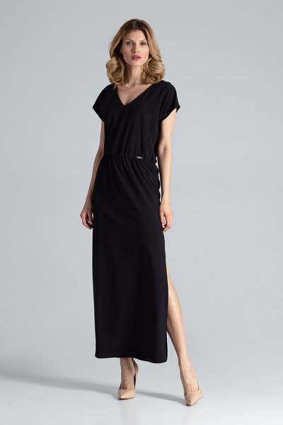 Czarna sukienka z rozcięciem u dołu i krótkim rękawem.