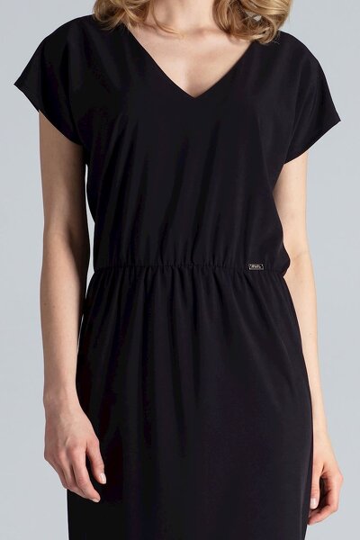 Czarna sukienka z rozcięciem u dołu i krótkim rękawem.