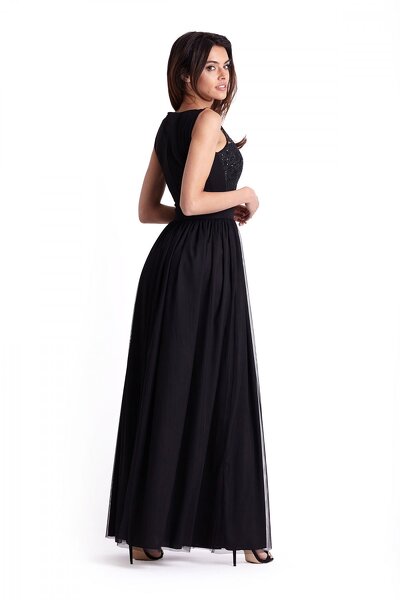 Długa czarna wieczorowa sukienka o dopasowanej górze