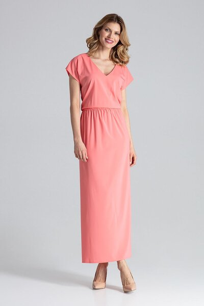 Koralowa sukienka z rozcięciem u dołu i krótkim rękawem.